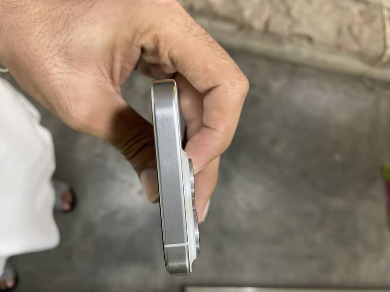 Apple iPhone 15 Pro 4