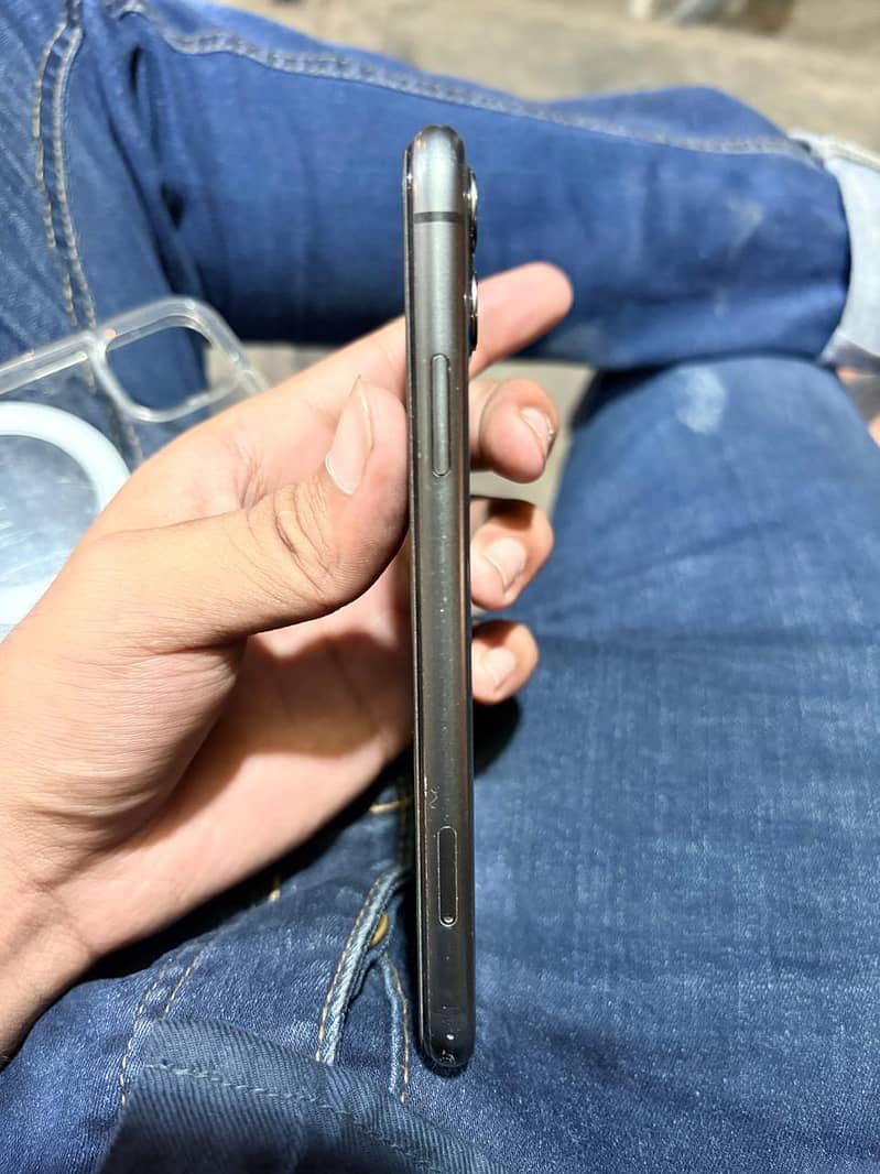 Apple iPhone 11 4