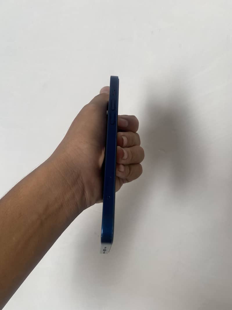 Apple iPhone 12 4