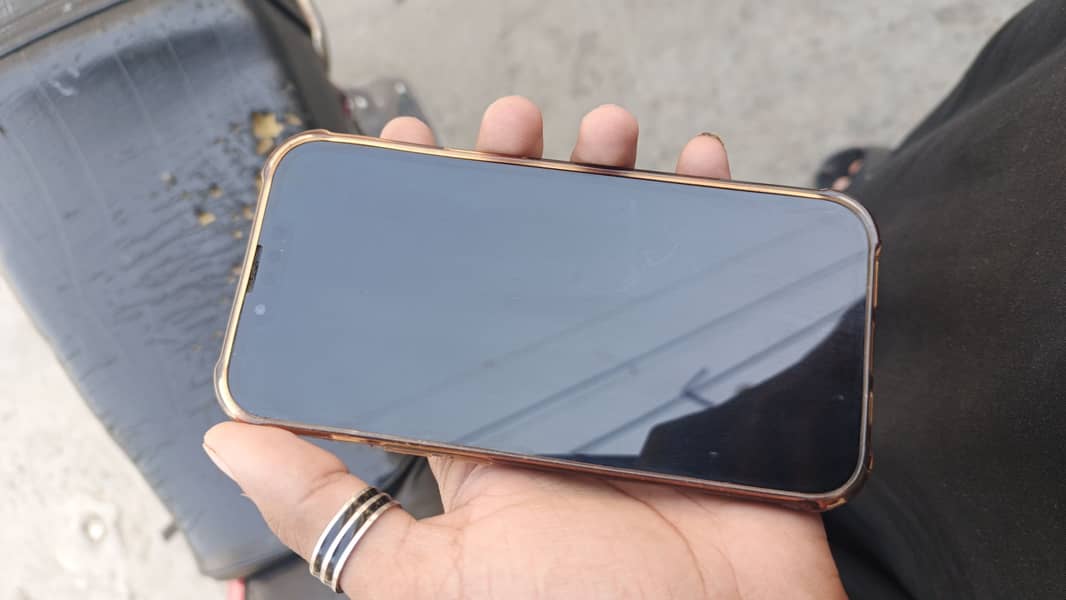 Apple iPhone 13 4