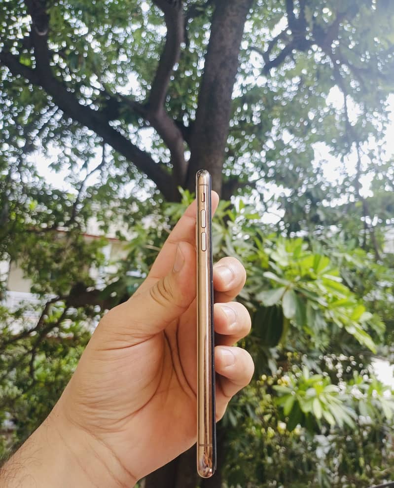 Apple iPhone XS Max 3