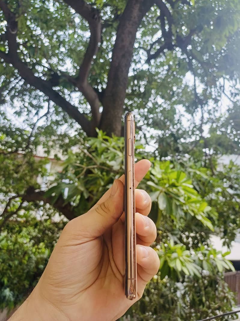Apple iPhone XS Max 4