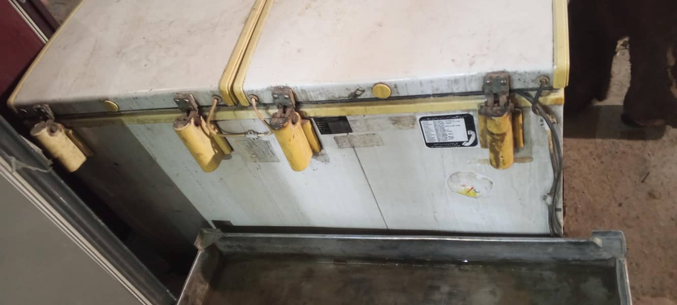 Waves deep freezer double door. 1