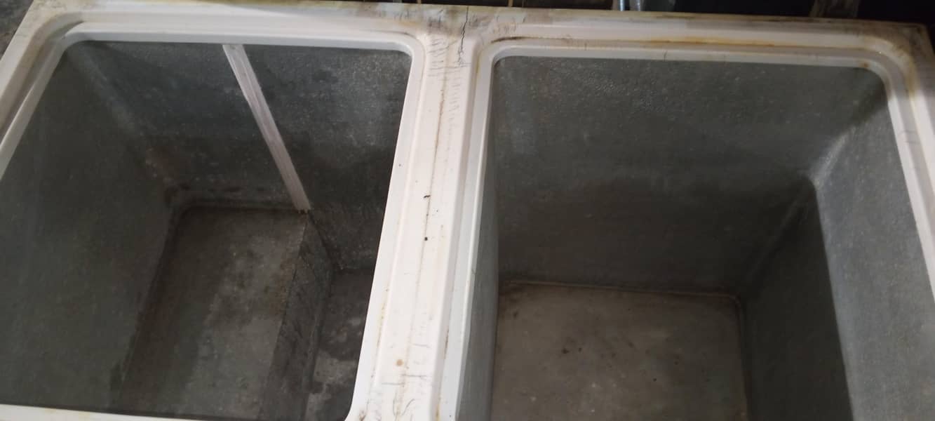 Waves deep freezer double door. 3