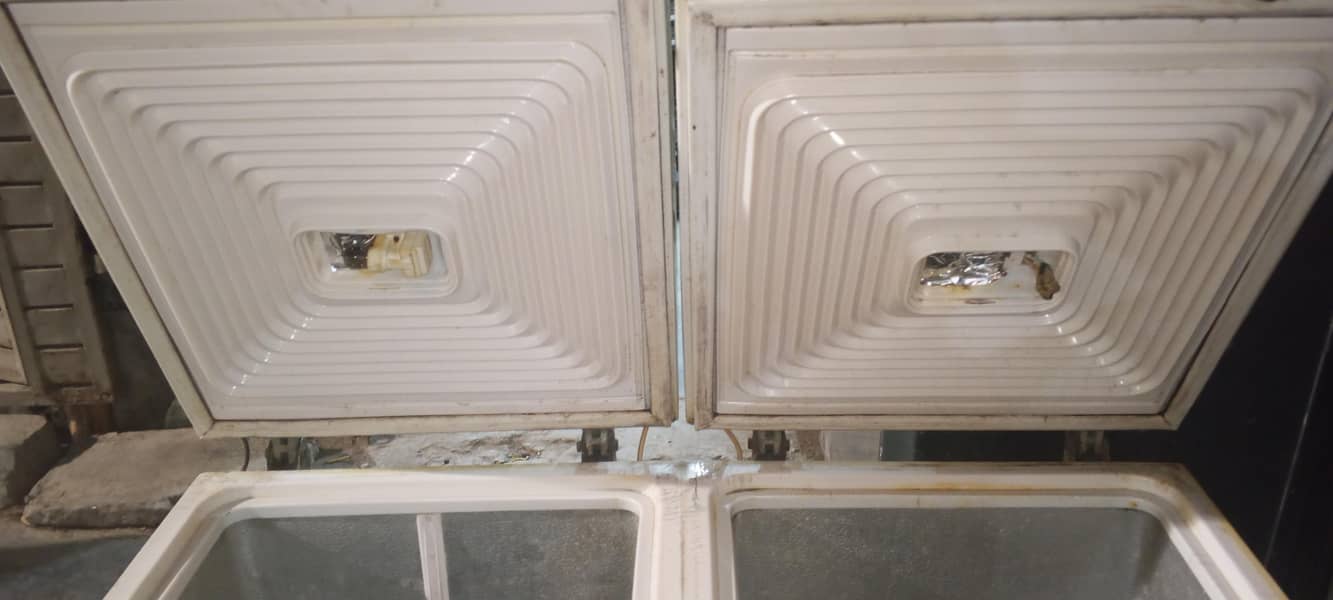 Waves deep freezer double door. 4
