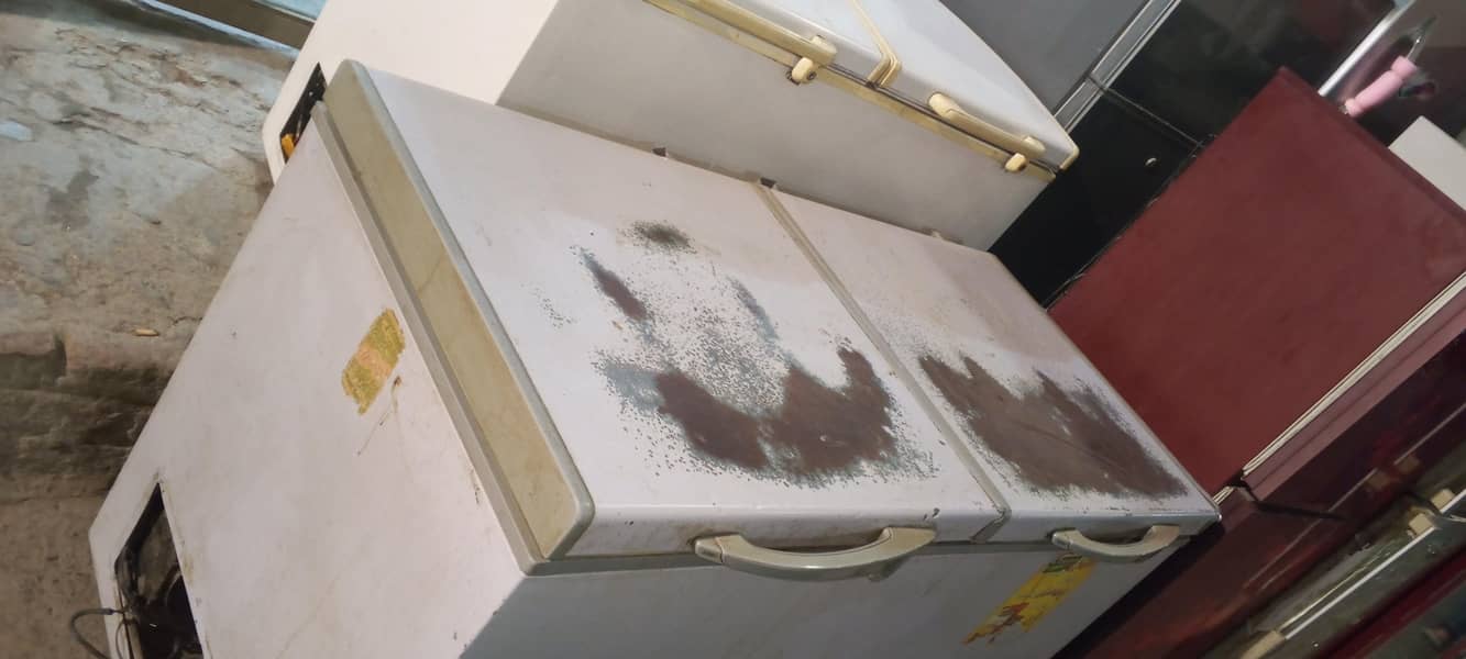 Waves deep freezer double door. 6