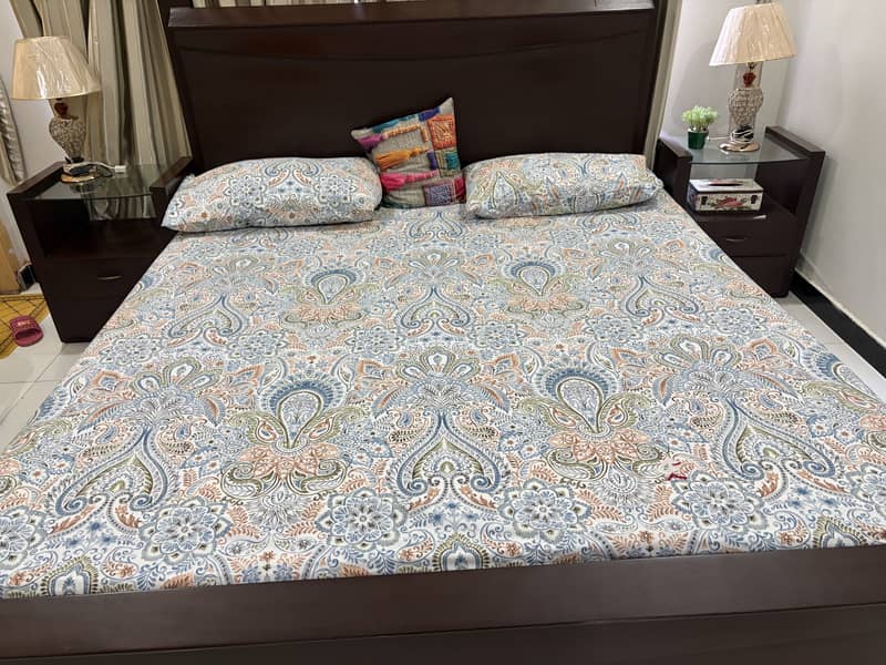 Bed set with side tables 0