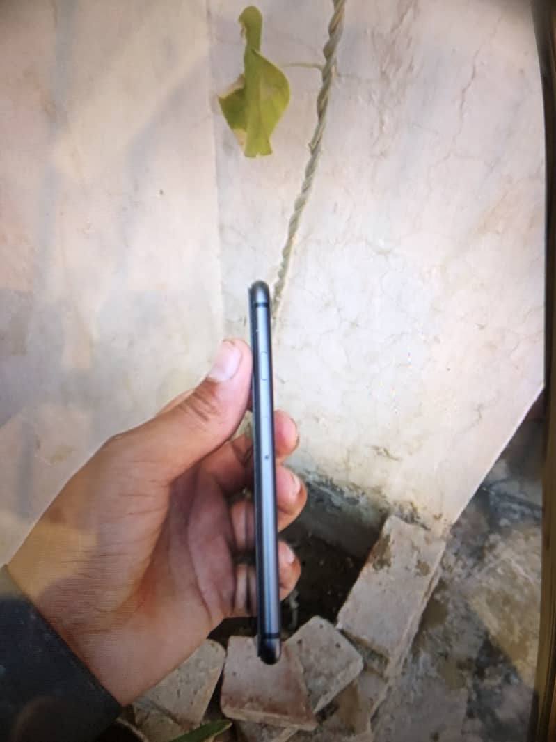 Apple iPhone 8 3