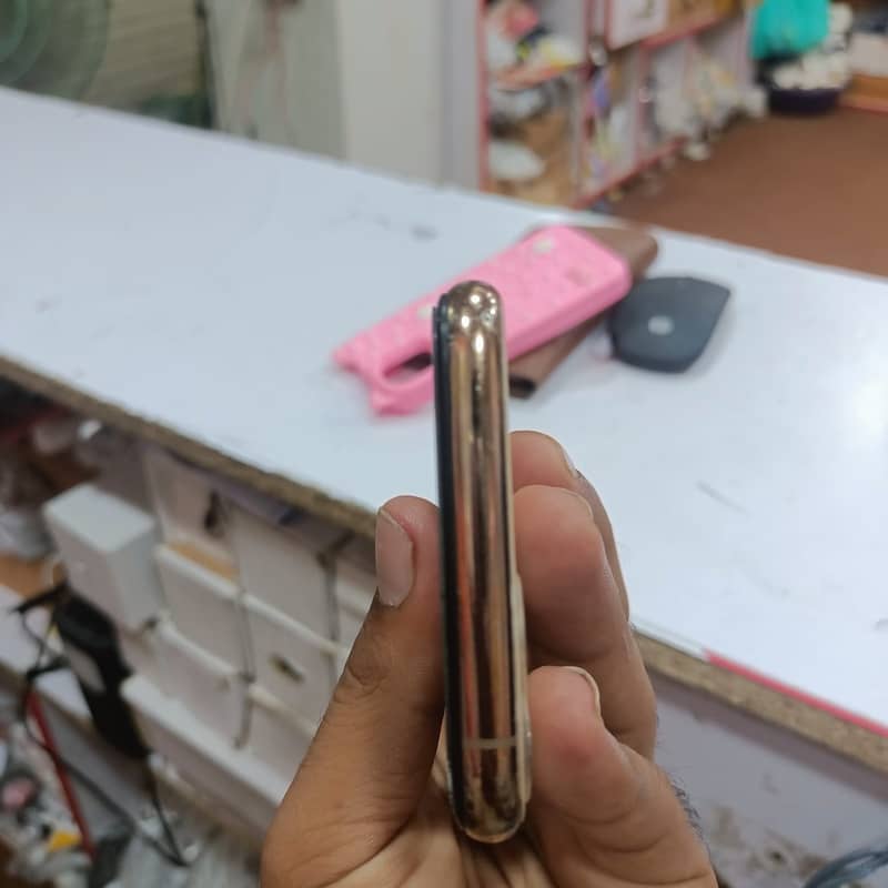 Apple iPhone 11 Pro 4