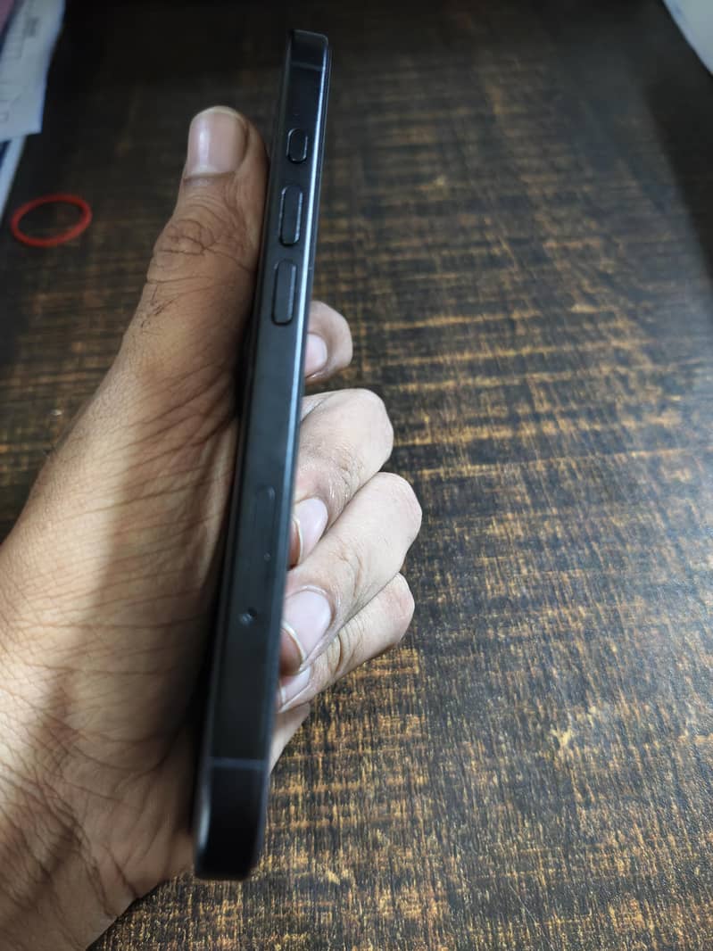 Apple iPhone 16 4