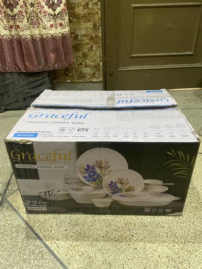 BRAND NEW DINNER SET 72 PC