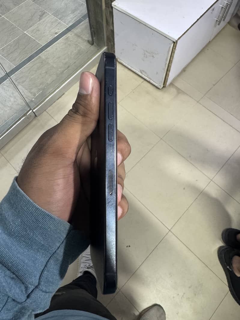 Apple iPhone 15 Pro Max 4
