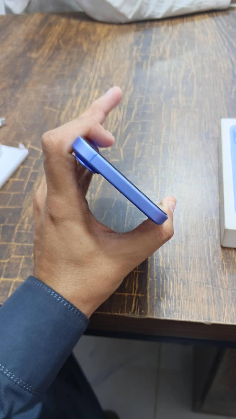 Apple iPhone 16 4