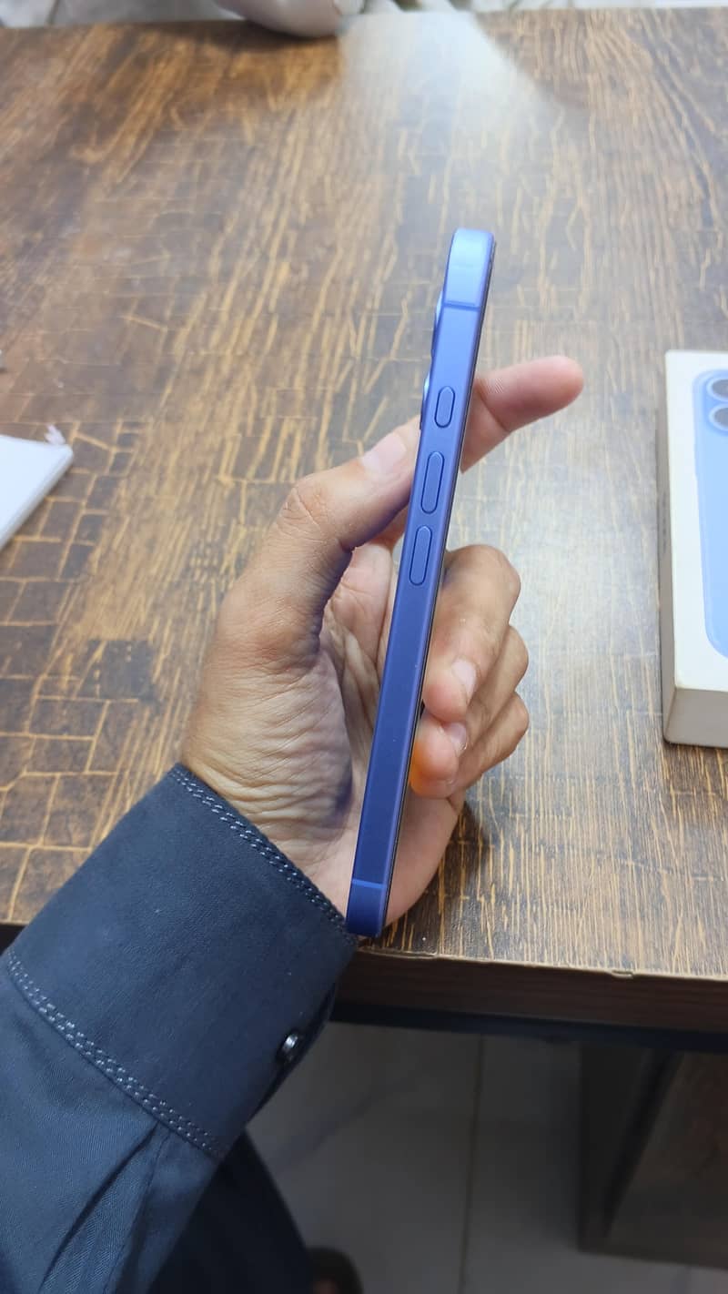 Apple iPhone 16 6