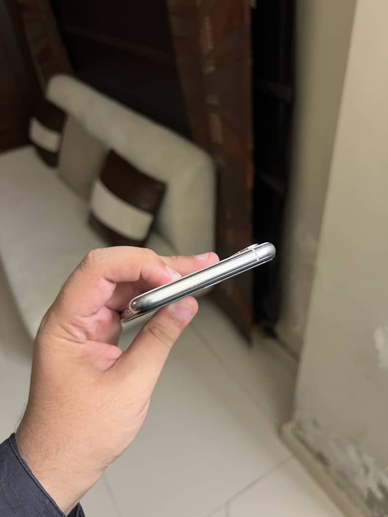Apple iPhone XS Max 4