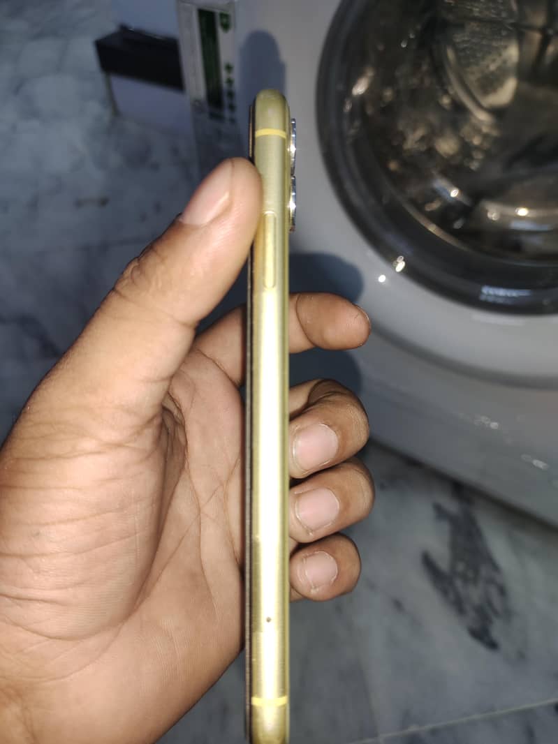Apple iPhone 11 4