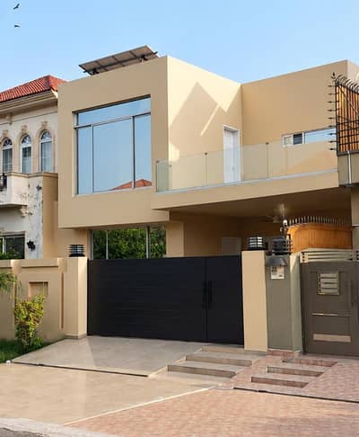10 Marla Beautiful House for Sale | Near Park & Commercial | Ideal For Family Living
