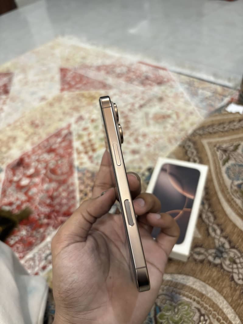 Apple iPhone 16 Pro 4