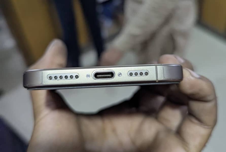 Apple iPhone 16 Pro Max 4