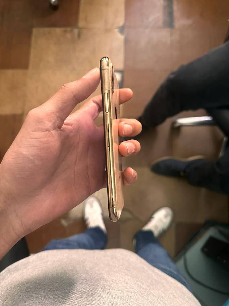 Apple iPhone XS 3