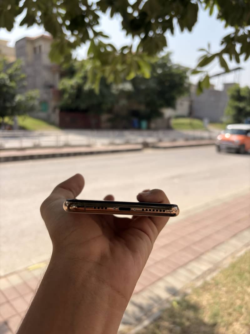 Apple iPhone XS Max 3