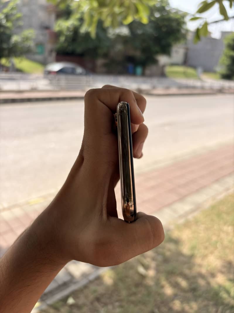 Apple iPhone XS Max 5