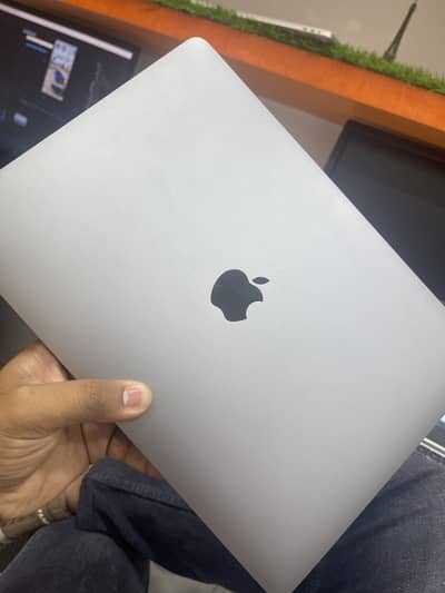 MacBook Pro 2019 16 gb 256 gb core i7