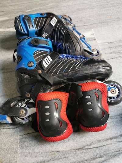 blue skating shoes with red knee guard