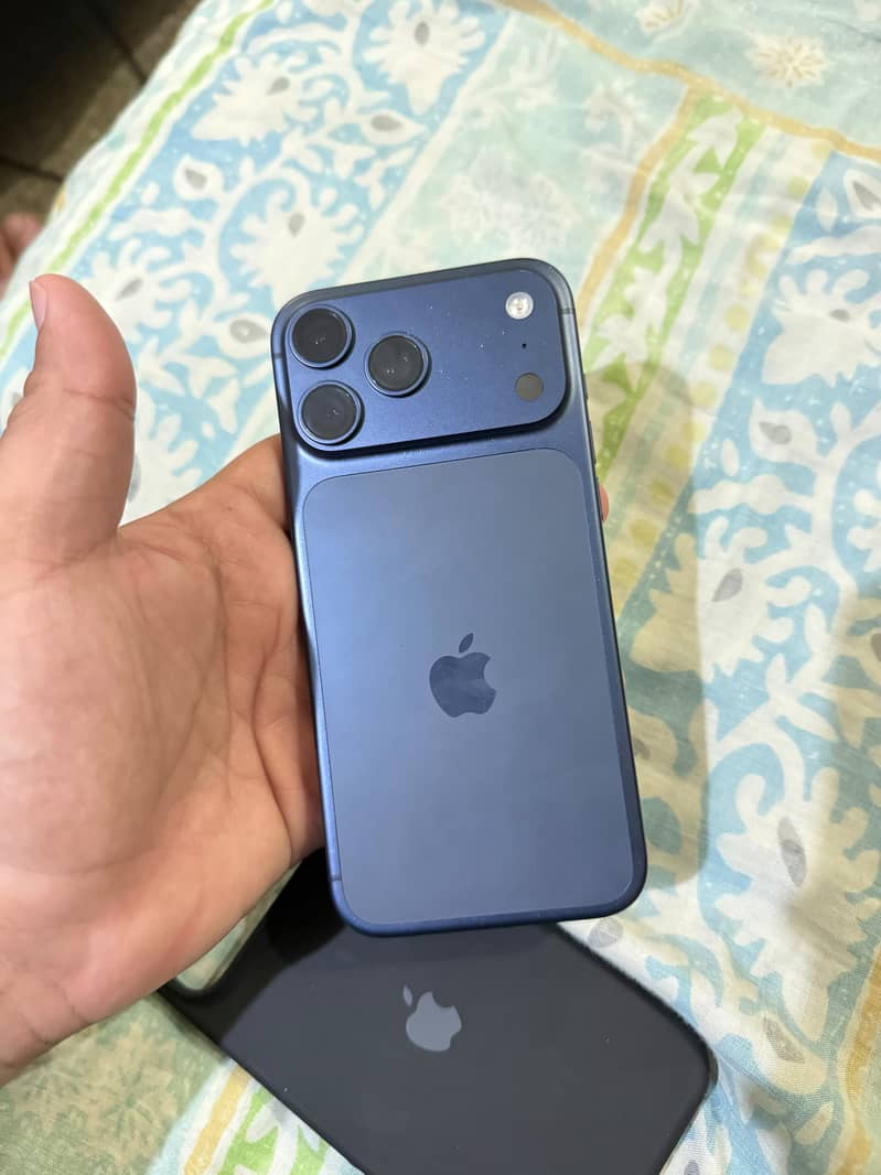 Apple iPhone 17 Pro Max 4