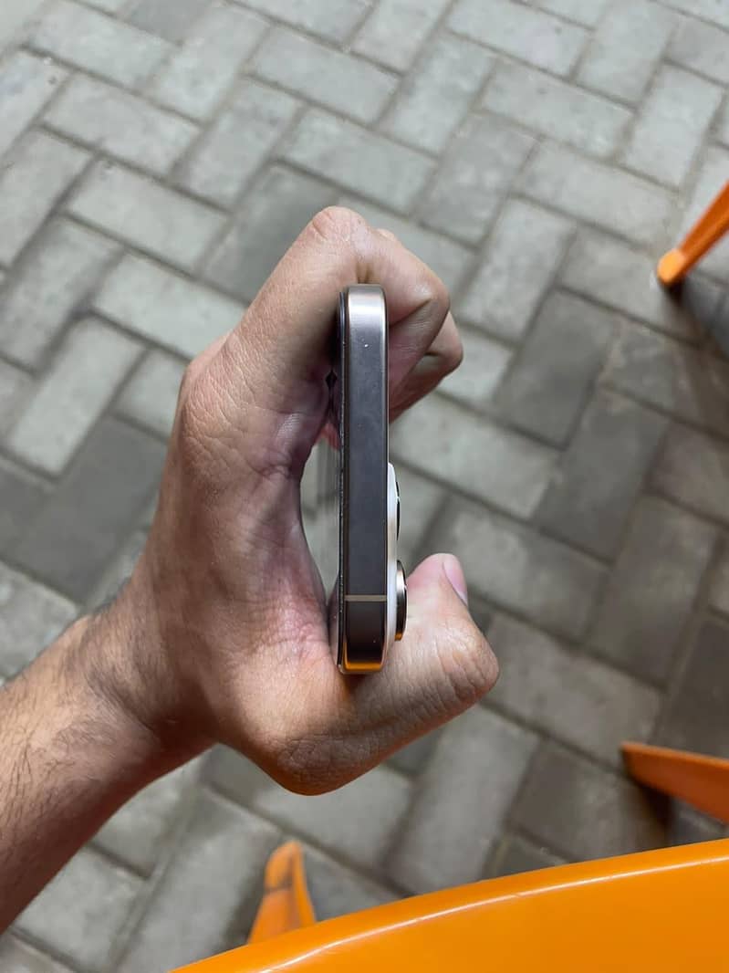 Apple iPhone 16 Pro Max 4
