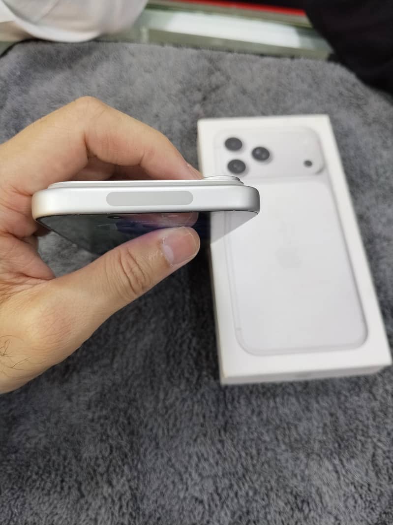 Apple iPhone 17 Pro Max 4