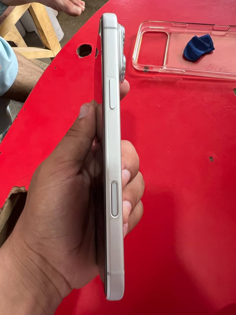 Apple iPhone 17 Pro Max 4