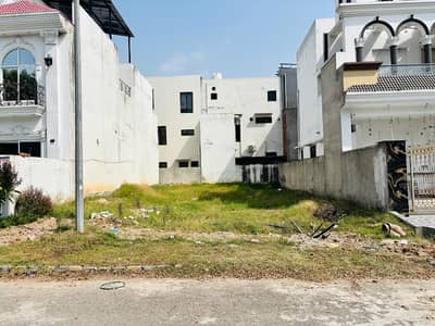 10 Marla Residential plot available for sale At 60 ft Road block FF