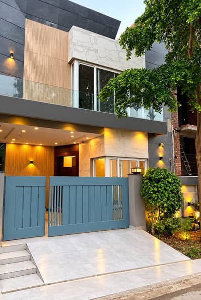 5 Marla Facing Park Modern Design House for Sale | Ideal for Family Living