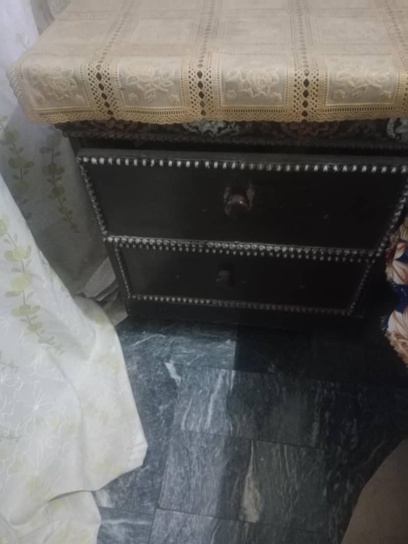 bed dressing side 2 table without matress 1