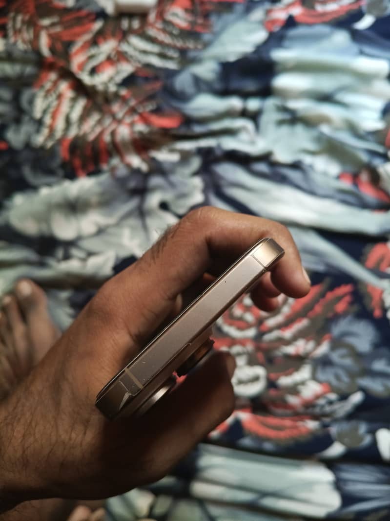Apple iPhone 16 Pro Max 0