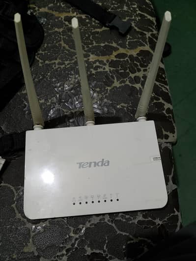 tenda 3 antenna router available for sale a1 condition