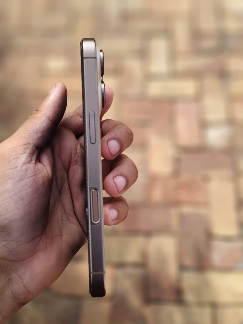 Apple iPhone 16 Pro 2