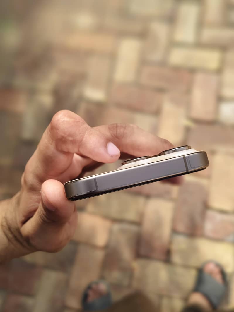 Apple iPhone 16 Pro 3