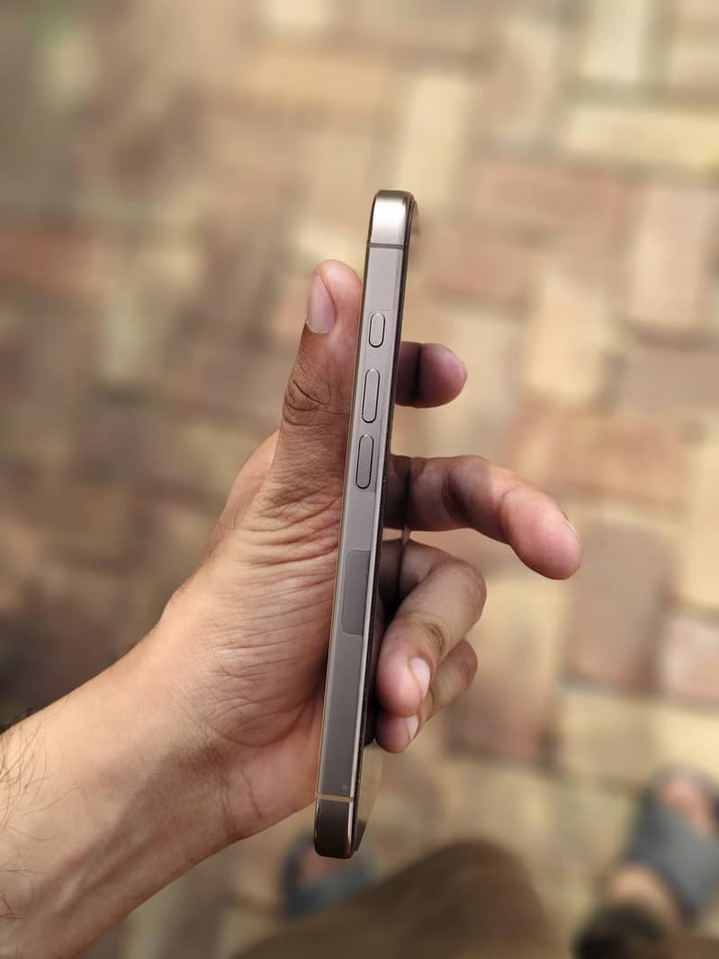 Apple iPhone 16 Pro 4
