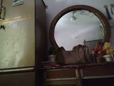 bed with dressing tables and almarih
