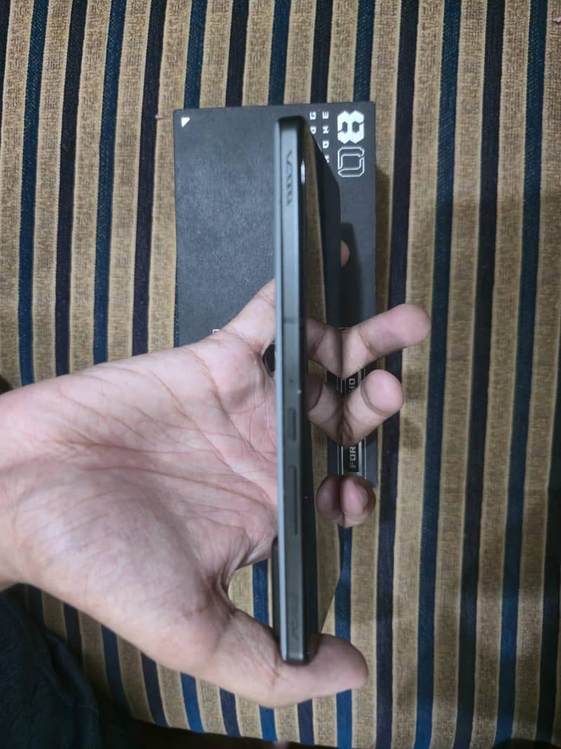 Asus ROG  8 4