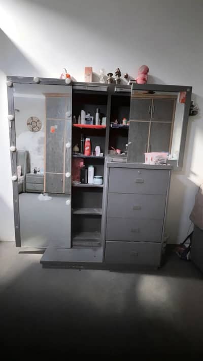 Large Dressing Table with Mirror & Storage Cabinets / dressing tabke