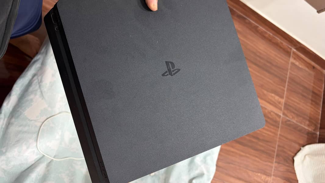 ps4 slim with two controllers 0