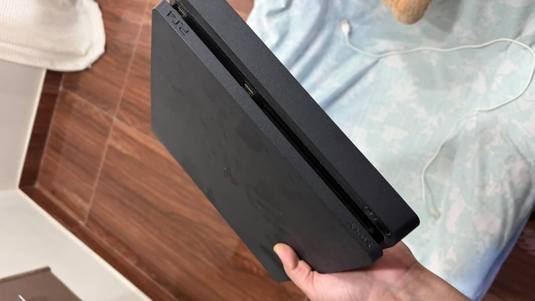 ps4 slim with two controllers 3