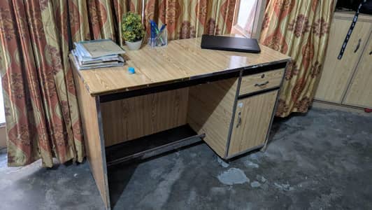 STUDY TABLE CONTAIN 1 STORAGE CABIN AND 1 GOOD SIZE DROOR