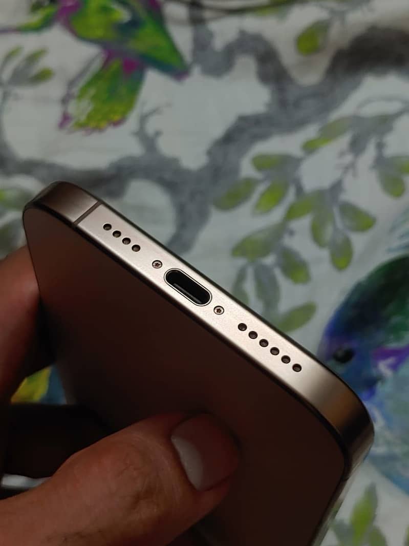 Apple iPhone 16 Pro Max 4