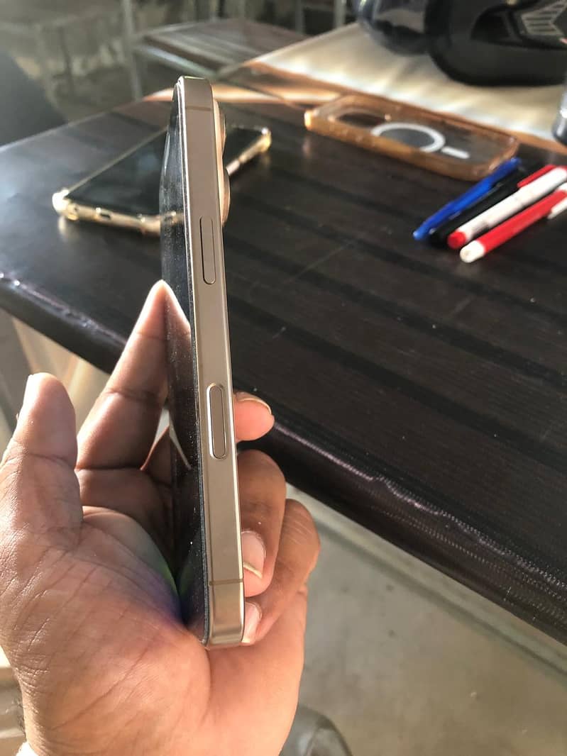Apple iPhone 16 Pro 4
