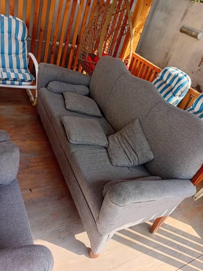 Sofa with two chairs in good condition: Tel: 0313 9061406