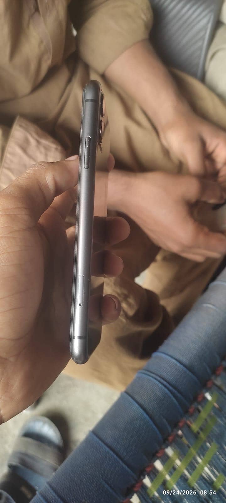 Apple iPhone 11 4